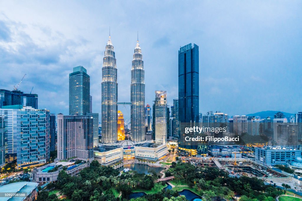 Skyline von Kuala Lumpur mit Petronas Towers bei Sonnenuntergang