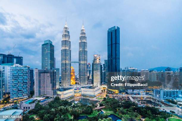 kuala lumpur skyline met de petronas towers bij zonsondergang - maleisië stockfoto's en -beelden