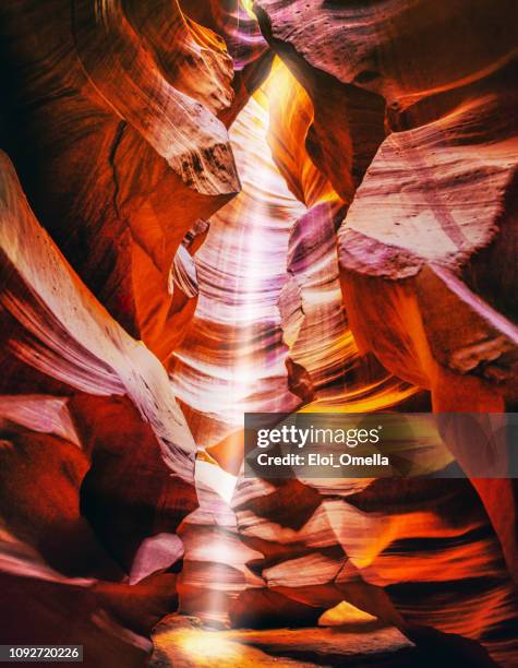 lichtstrahl im upper antelope canyon, arizona. usa - grand canyon stock-fotos und bilder