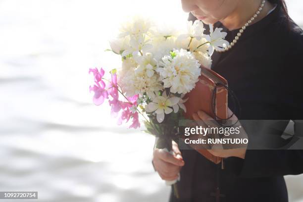 bereaved - funeral grief flowers stock-fotos und bilder
