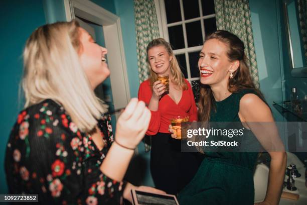 chicas preparándose en el baño - cocktail party fotografías e imágenes de stock