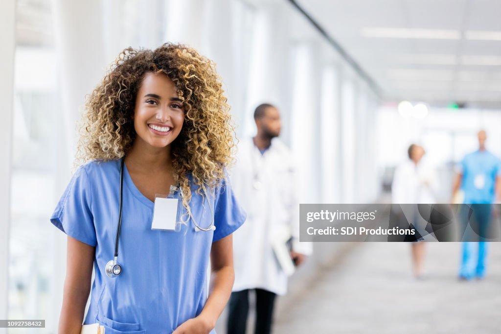 Giovane professionista sanitario femminile fiducioso