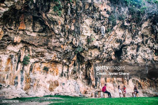 gente descansando frente a paisaje rocoso. baracoa, cuba. - descansando stock pictures, royalty-free photos & images