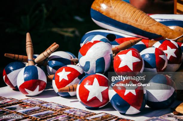 maracas con la bandera de cuba. viñales, cuba. - bandera cuba stock pictures, royalty-free photos & images