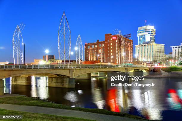 die innenstadt von wichita, kansas - wichita stock-fotos und bilder