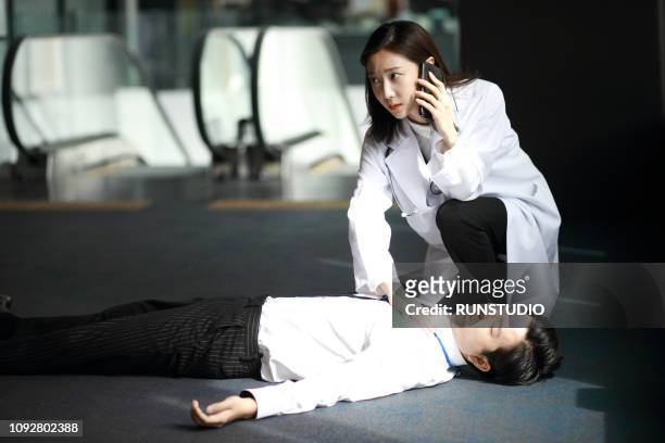 doctor calling emergency - emergancy communication stock pictures, royalty-free photos & images