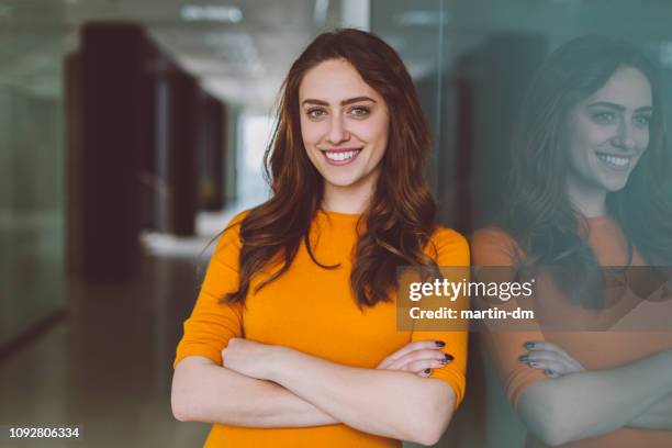 souriant femme d'affaires au travail - jeune femme portrait photos et images de collection