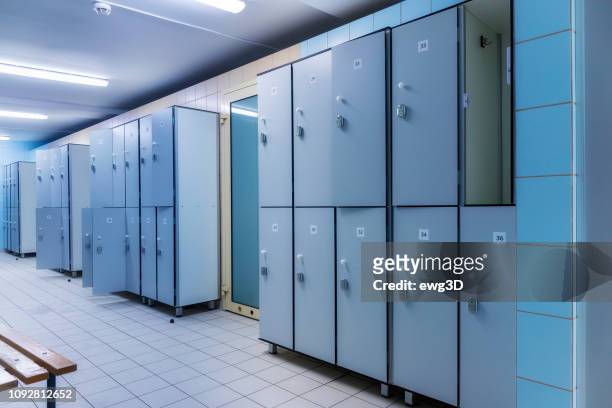 intérieur moderne de la petite armoire vestiaire - locker room photos et images de collection