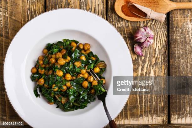 spinach with chickpeas, vegan meal - chick pea salad stock pictures, royalty-free photos & images