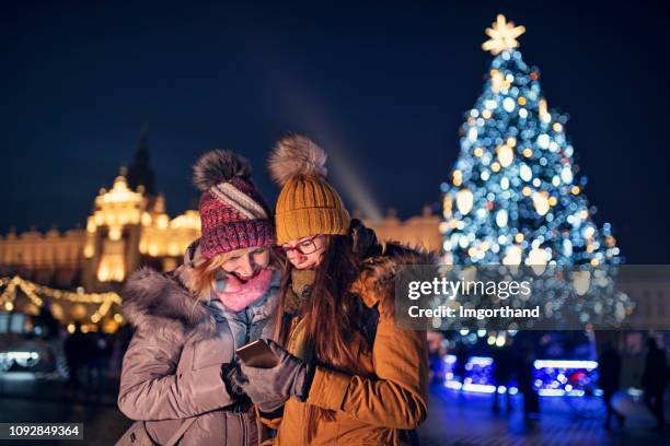 madre e figlia al mercatino di natale - daily life during christmas season in poland foto e immagini stock