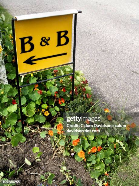 bed and breakfast - alojamiento y desayuno fotografías e imágenes de stock