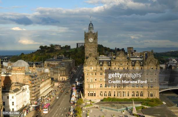 view up princes street in edinburgh, scotland - balmoral hotel 個照片及圖片檔