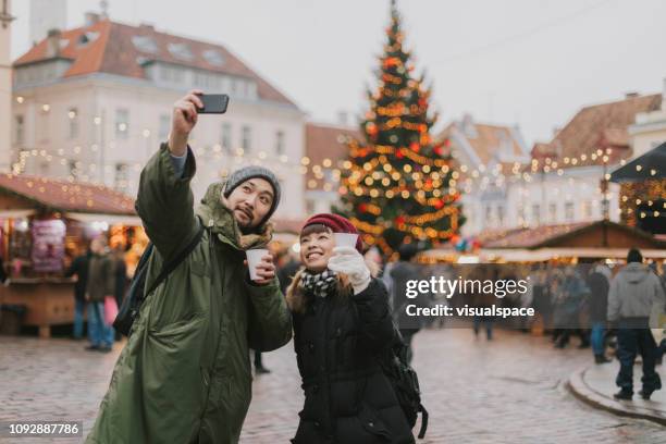 par tomar autorretratos en el mercado de navidad - tallin fotografías e imágenes de stock