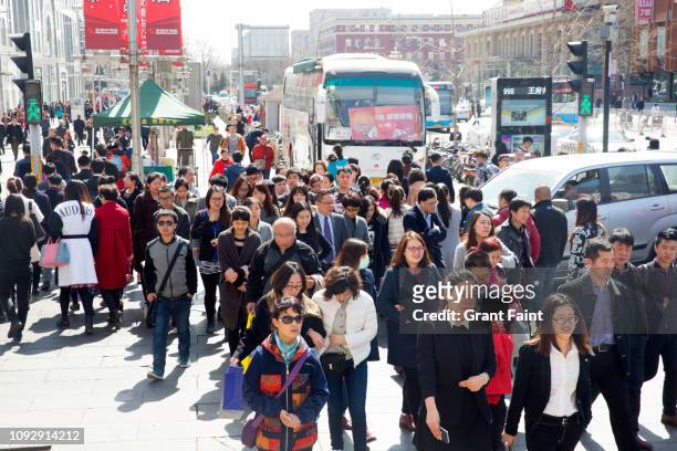 pedestrians crossing street - province de pékin photos et images de collection