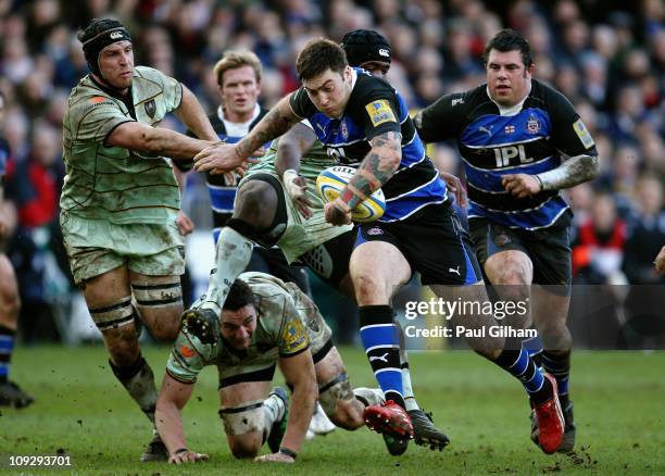 Matt Banahan of Bath Rugby evades the challenge of Brian Mujati of Northampton Saints on his way to setting up Matt Carraro for Bath's second try...