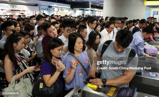 Tsuen Wan line service delay causes long queues at Admiralty Station. 28JUL17 SCMP / K. Y. Cheng