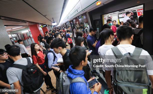 Tsuen Wan line service delay causes long queues at Mong Kok Station. 28JUL17 SCMP / Felix Wong