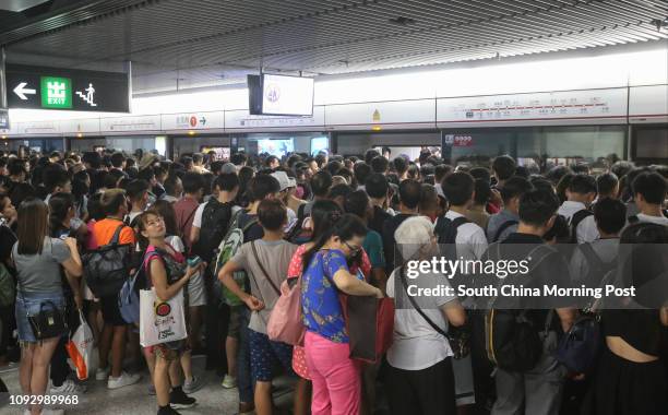 Tsuen Wan line service delay causes long queues at Admiralty Station. 28JUL17 SCMP / K. Y. Cheng