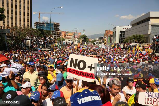 Demonstrators protest against the government of Nicolás Maduro on the Main avenue of Las Mercedes, municipality of Baruta, on February 2, 2019 in...