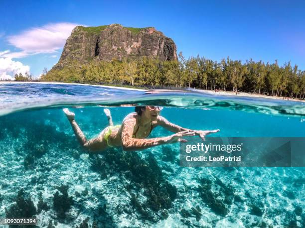 kvinna som simning vackra havet på mauritius skyddas av revet på indiska oceanen - mauritius beach bildbanksfoton och bilder