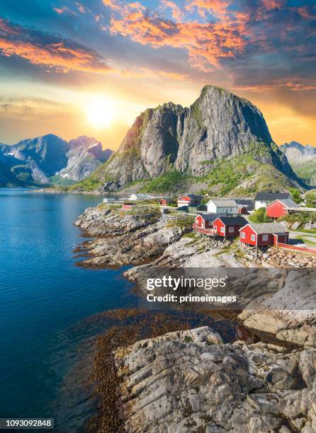 日没の風景とノルウェーのロフォーテン諸島のノルウェー パノラマ ビュー - norwegian culture ストックフォトと画像