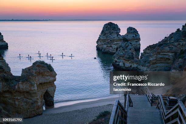 paddleboarding in algarve, portugal - iacomino portugal foto e immagini stock