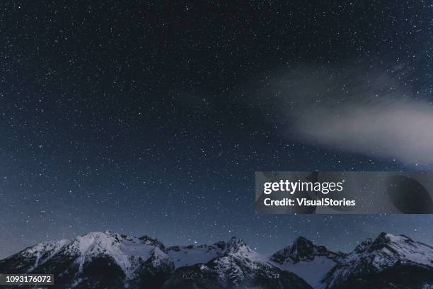 cielo estrellado de la noche y alpes suizos - fiesta nacional fotografías e imágenes de stock