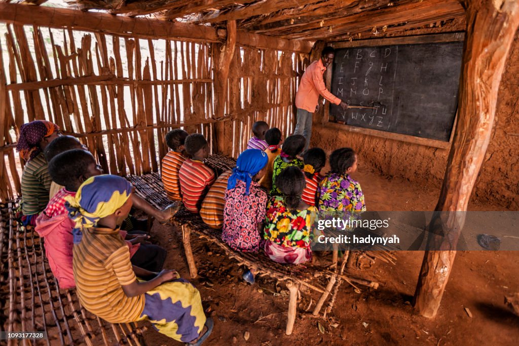 Bambini africani durante la lezione di inglese, Etiopia meridionale, Africa orientale