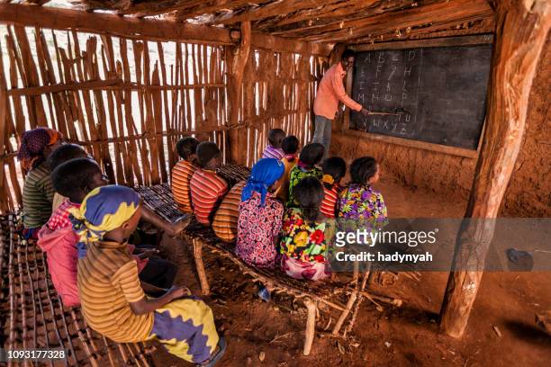 afrikaanse kinderen tijdens engels klasse, zuid-ethiopië, oost-afrika - ethiopische etniciteit stockfoto's en -beelden
