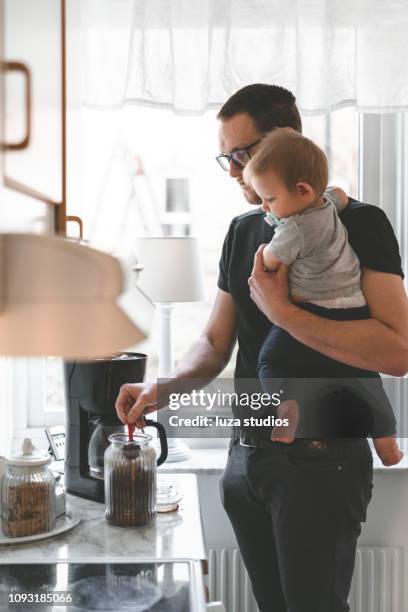 ficar em casa o pai fazendo café com seu filho pela manhã - scandinavian ethnicity - fotografias e filmes do acervo