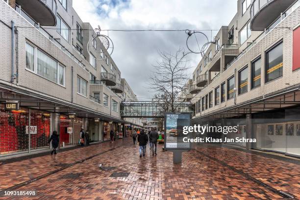 winkelcentrum "de amsterdamse poort" in de amsterdam bijlmer - winkelcentrum stock pictures, royalty-free photos & images