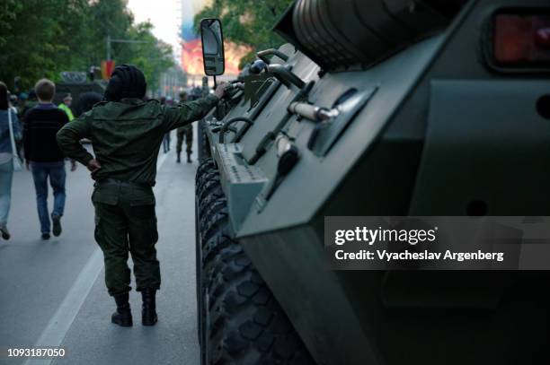 russian army on the streets of rostov-on-don, russia - fuerzas armadas rusas fotografías e imágenes de stock