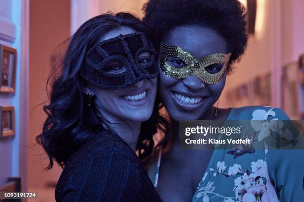 portrait of young women wearing masks at new years party - years of appassionata friends forever stockfoto's en -beelden