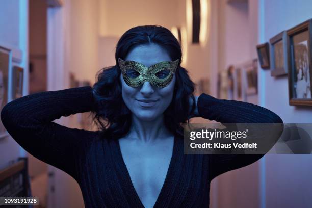 portrait of young woman wearing mask at new years party - 25 29 years stock-fotos und bilder