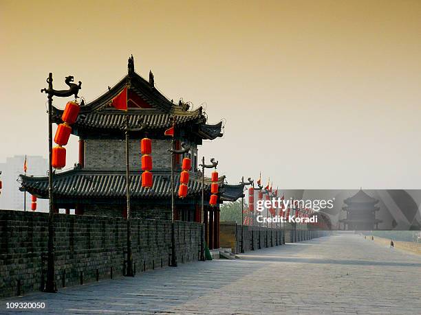 city wall, xian, shaanxi, china - xi'an stock-fotos und bilder