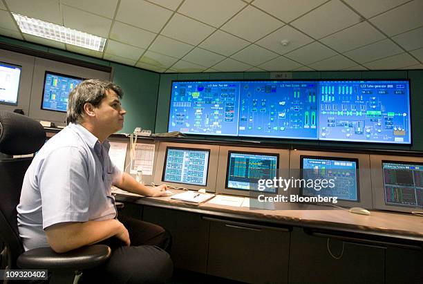 Process Operator Control Station Operator In Power Station Control Room Photos and Premium High Res ...
