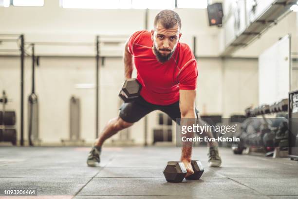 hombre fuerte es hacer ejercicio de entrenamiento - crossfit training fotografías e imágenes de stock