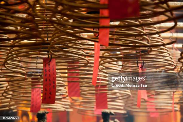 spiral incense at man mo temple - incense coils 個照片及圖片檔