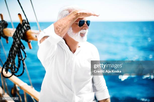 vakantie op de blauwe zee. - sailor arm stockfoto's en -beelden