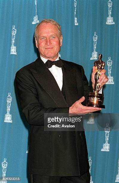 Paul Newman with his Oscar for the Jean Hersholt Award at the 1994 Oscars ceremony.