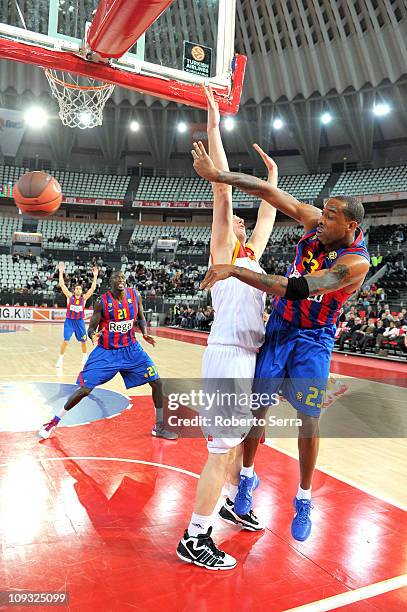 Terence Morris of Barcelona competes with Andrea Crosariol of Lottomatica in action during the 2010-2011 Turkish Airlines Euroleague Top 16 Date 4...