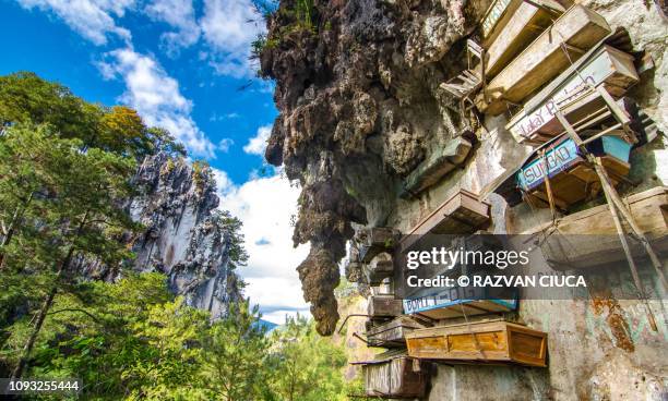 hanging coffins - cercueil photos et images de collection
