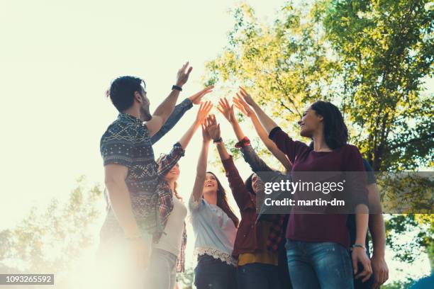 doen hoge vijf vrienden - high five stockfoto's en -beelden