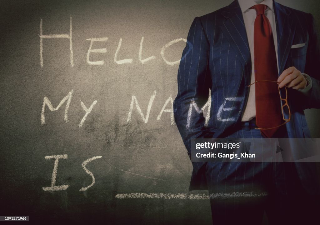 Introducción de la uno mismo - Hola, mi nombre es... escrito en una pizarra con el empresario