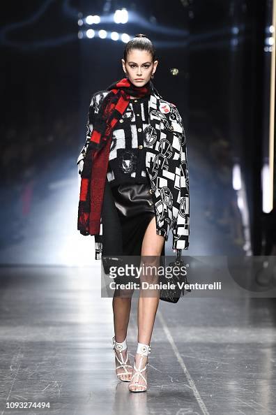 Kaia Gerber walks the runway at the Versace show during Milan... News ...