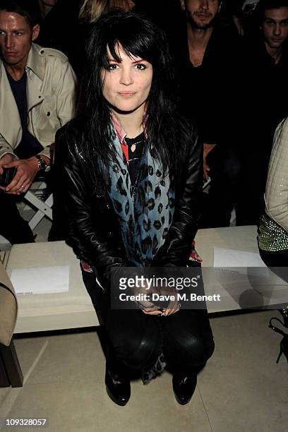 Alison Mosshart attend the Burberry Prorsum Show at London Fashion Week Autumn/Winter 2011 at Kensington Gardens on February 21, 2011 in London,...