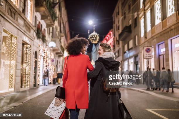 hand in hand in het winkelen van kerstmis - stad centrum italie stockfoto's en -beelden