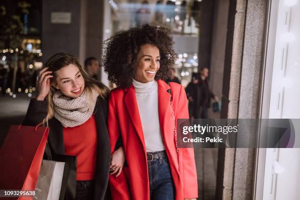 amies en achats de noël - accro du shopping photos et images de collection