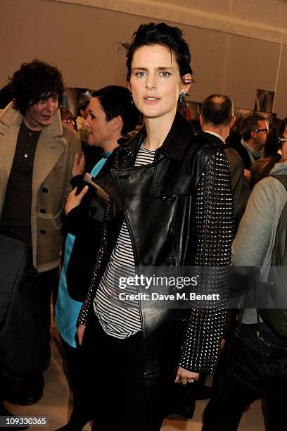 Stella Tennant attends the Burberry Prorsum Show at London Fashion Week Autumn/Winter 2011 at Kensington Gardens on February 21, 2011 in London,...