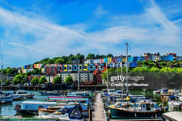 bristol marina in summer with coloured houses - bristol engeland stockfoto's en -beelden
